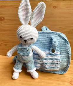 Mochila infantil con conejito en azul.