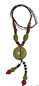 Collar de ceramica hecho a mano disco verde