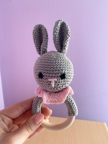 Sonajero de conejito hecho a mano.