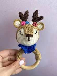 Sonajero ciervo hecho a mano.