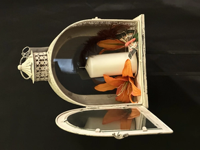 Farol con vela y adornos decorativos