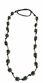 collar de ceramica hecho a mano cubos azules