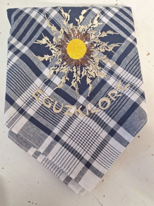 Banderatxoak zintzilikatu jaietan