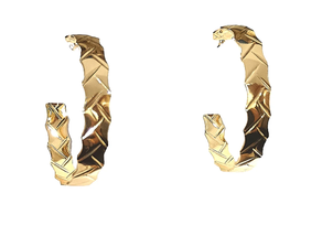 Pendientes de aro grabado dorado de acero