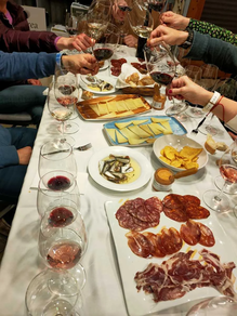 Un Regalo diferente . Todos los viernes a partir de las 20:30 y hasta las 22:30  CATA DE VINOS CON PIKOTEO