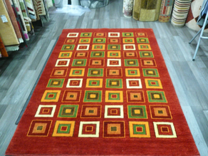 Alfombra anudada a mano 140x200 cuadros grana