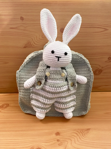 Mochila infantil con conejito hecha a mano.
