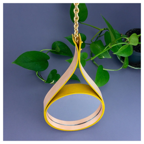 Espejo colgante con marco de cuero color amarillo	 		 		 		