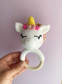 Sonajero unicornio hecho a mano.
