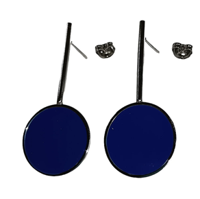 Esmalte urdineko altzairuzko belarritakoak