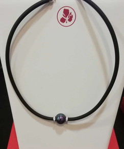 Colgante  Orquidea en caucho natural con hematite y circonitas y cierre en plata