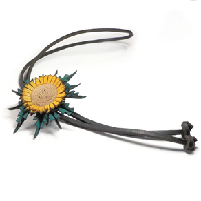 Collar Eguzkilore de cuero Turquesa 2 con cordón – Hecho a mano.