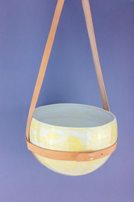 Macetero de cerámica y cuero	en color amarillo	 		 		