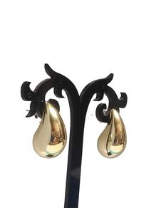 Pendiente de acero dorado con forma de gota