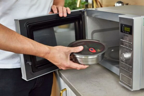 Mikrouhin-laberako altzairu herdoilgaitzezko fianbrera biribila 950ml