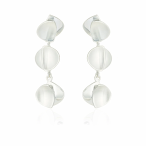 Zilarrezko belarritakoak hiru petalo