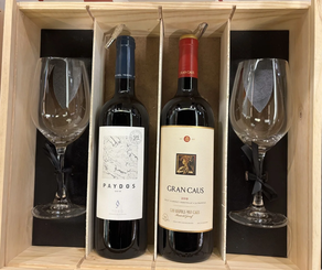 Estuche Regalo 01/ Dos vinos tintos Paydos y Gran Caus + 2 Copas 