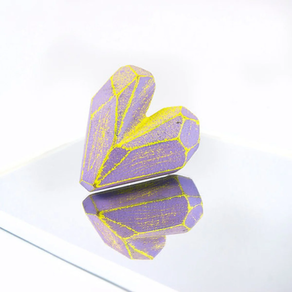 Broche Corazón de Madera - Lila con colores contrastantes en amarillo neón