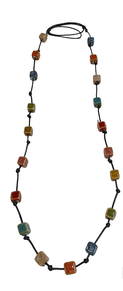 Collar de ceamica hecho a mano cubos colores naturales