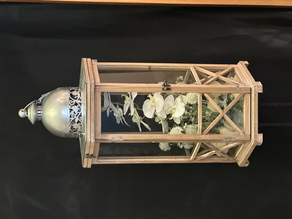 Farol con adornos artificiales