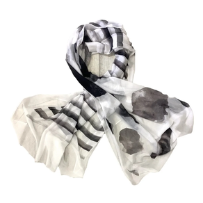 Foular viscosa en tonos blancos y negros