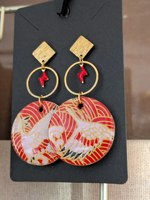 Belarritako "kurriloak" urre-kolorekoak