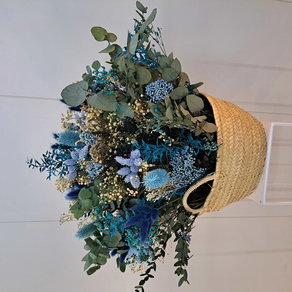 Capazo grande de flores preservadas azules