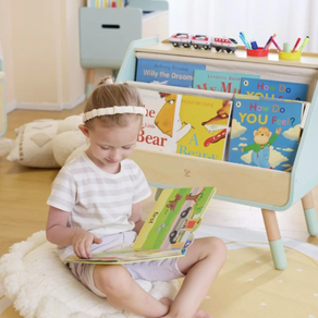 Mesa de dibujo y biblioteca