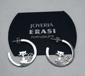 Katuen zilarrezko belarritakoak