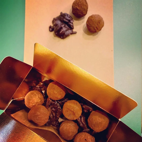 Caja regalo trufas al aceite y sal y rocas con almendras