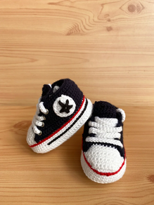 Eskuz egindako haur-zapatilak.