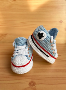 Eskuz egindako haur-zapatilak.