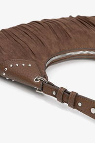 Bolso marrón con flecos y tachuelas de mujer