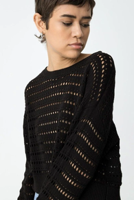 Jersey negro de crochet de mujer