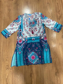 NESKA ZURIA, URDINA ETA FUKSIA JANTZITA. MANGA FRANTSESA