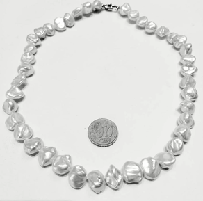 Collar con perlas naturales barrocas.