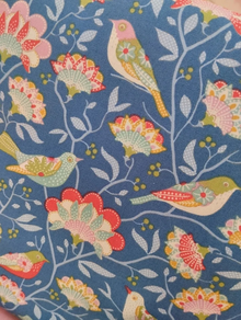TELA TILDA JUBILEE BIRD TREE BLUE (0,5 m)
