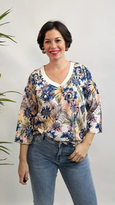 CAMISETA CUELLO PICO FLORES