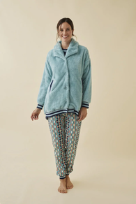 PIJAMA 3 PIEZAS INTERLOCK PERCHADO INTERIOR. CHAQUETA TEJIDO PELUCHE CON BOTONES