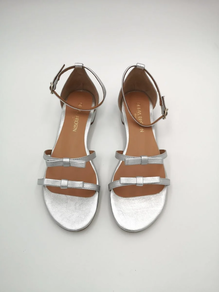 Sandalia De Tiras Y Talon Cerrado Plata