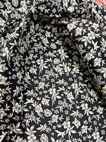 Tela de algodón floral-Flores blancas en fondo negro (3 m)