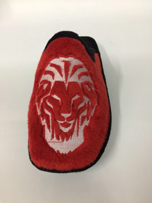Zapatillas de casa con un león bordado