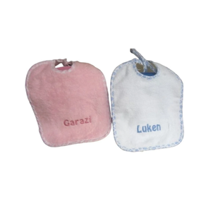 Babero pequeño con nombre bordado