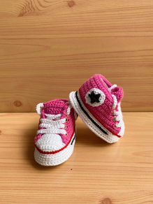 Eskuz egindako haur-zapatilak.