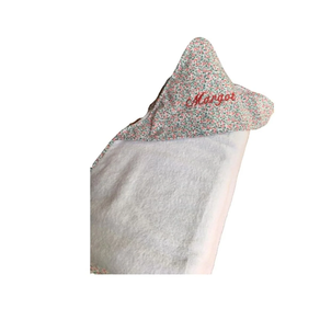 Capa de baño con nombre bordado