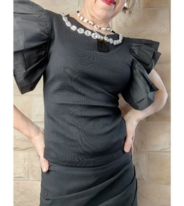 CAMISETA CON VOLANTE EN MANGA Y PEDRERIA EN CUELLO