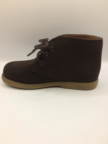 Botas de serraje en marron con cordones