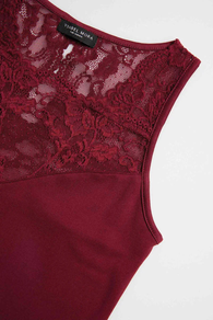 CAMISETA TÉRMICA ENCAJE SIN MANGAS GRANATE