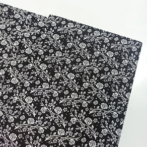 Tela de algodón floral-Flores blancas en fondo negro (1 m)