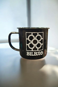 Taza Retro Negra Baldosa Bilbao